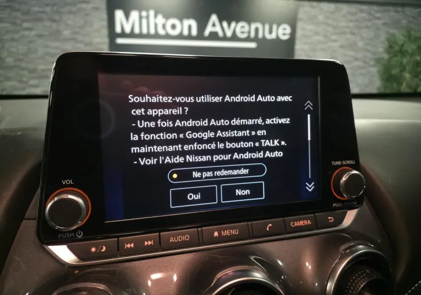 Écran tactile central du Nissan Juke 1.6 Hybrid 2024 affichant l'activation d'Android Auto, avec commandes audio et climatisation visibles.