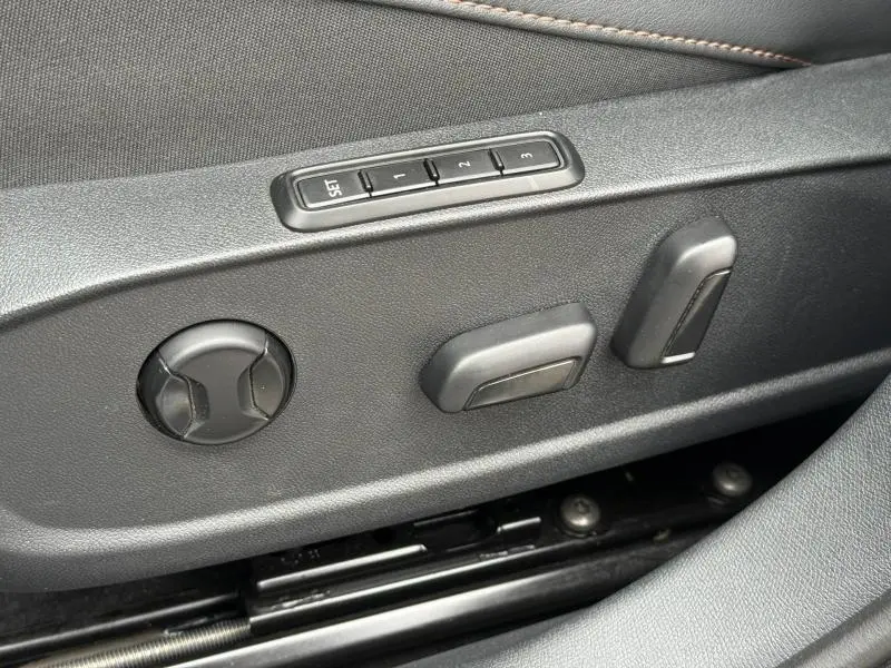 Gros plan sur les commandes de réglage électrique des sièges en cuir noir avec surpiqûres marron dans une CUPRA Formentor 2025.