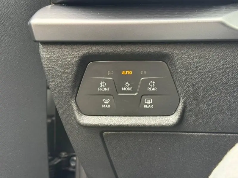 Panneau de commandes d’éclairage et désembuage intérieur du CUPRA Formentor 2025, vue rapprochée sur tableau de bord noir.