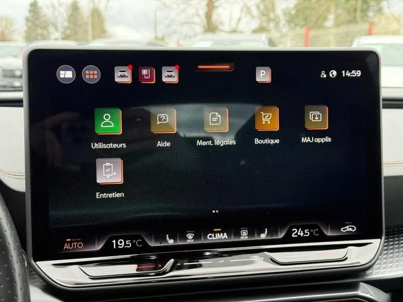 Écran tactile central du tableau de bord du CUPRA Formentor 2025, affichant le menu des paramètres et la climatisation.