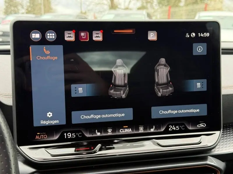 Écran tactile du système de climatisation du CUPRA Formentor 2025, affichant le chauffage automatique des sièges.