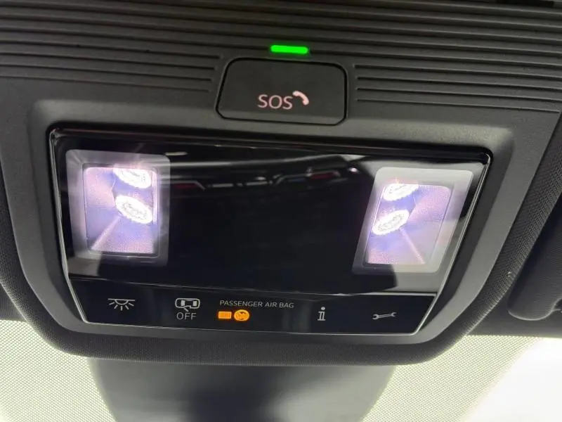 Détail du plafonnier avec éclairage LED et bouton SOS du CUPRA Formentor 1.5 eTSI Hybrid 2025 en intérieur.