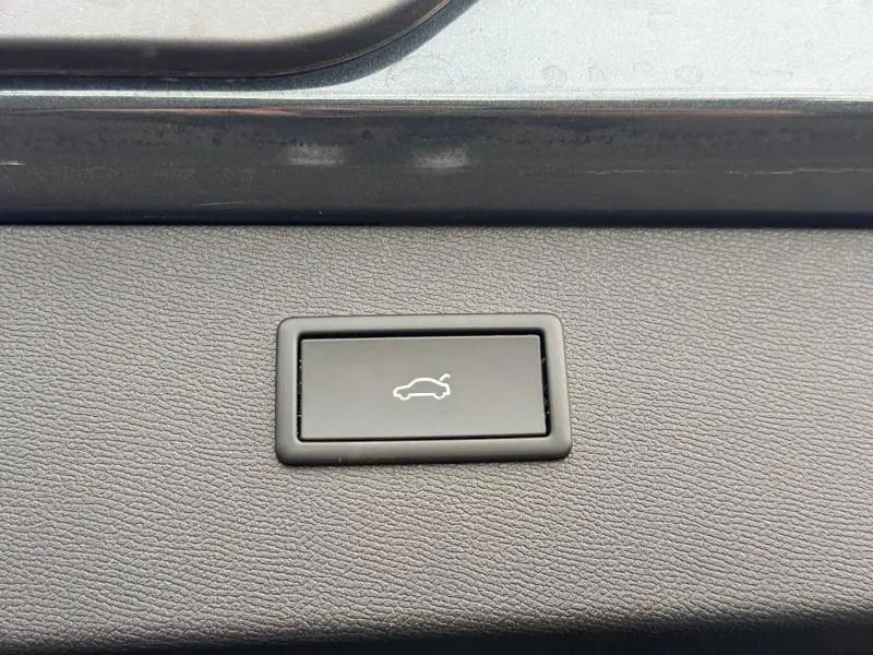 Bouton d'ouverture électrique du coffre sur tableau de bord d'une CUPRA Formentor 1.5 eTSI Hybrid 2025 gris magnétique mat.