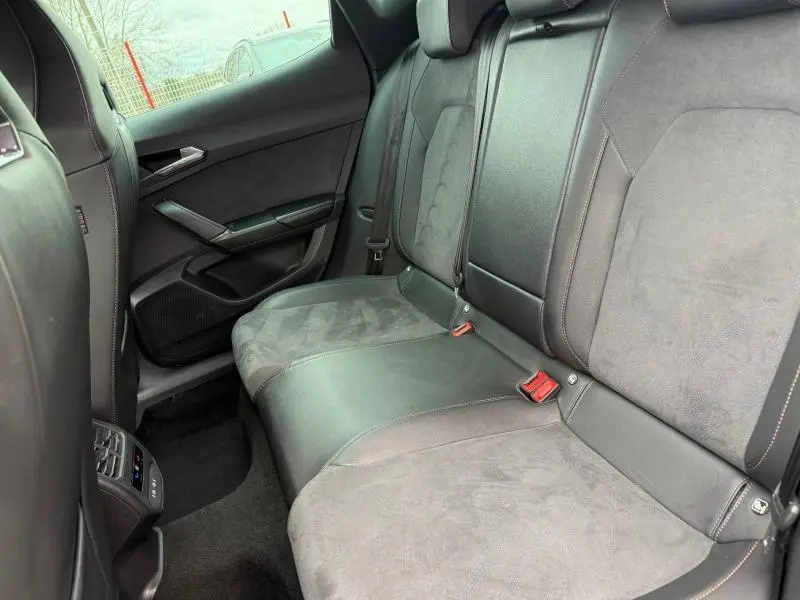 Vue intérieure côté droit des sièges arrière en cuir et alcantara gris du CUPRA Formentor 1.5 eTSI Hybrid 2025.