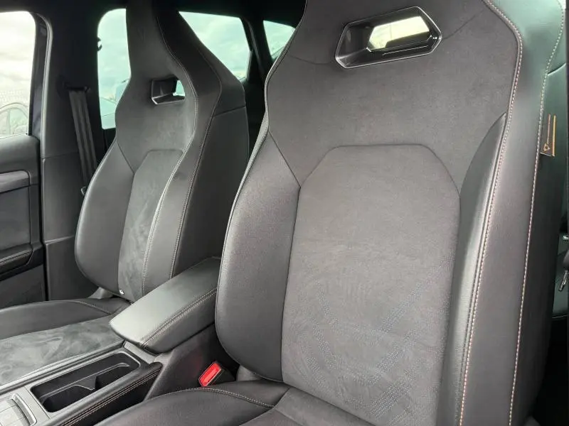 Vue rapprochée des sièges avant en cuir et alcantara gris du CUPRA Formentor 1.5 eTSI Hybrid 2025 avec surpiqûres contrastées.