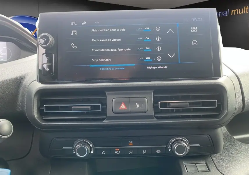 Vue rapprochée de l’écran tactile central et de la console de climatisation du Peugeot Partner blanc 2024.