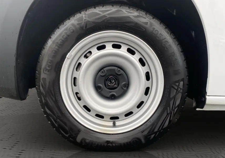 Gros plan sur la roue avant droite blanche du Peugeot Partner 2024 avec jante acier et pneu Continental EcoContact 6.