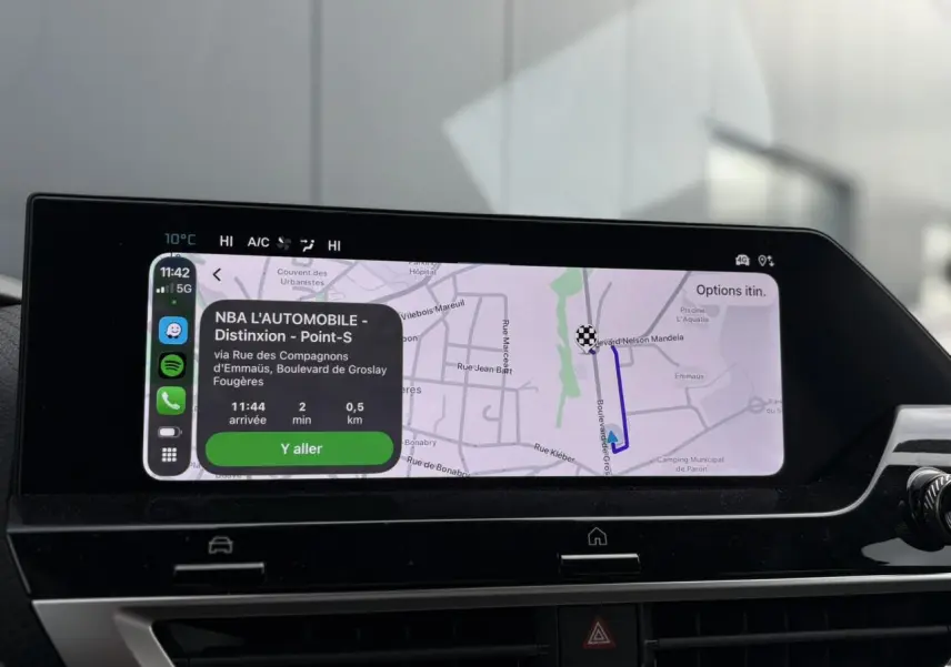 Écran tactile central du tableau de bord de la Citroën C4 Hybrid 2025 affichant un GPS en navigation.