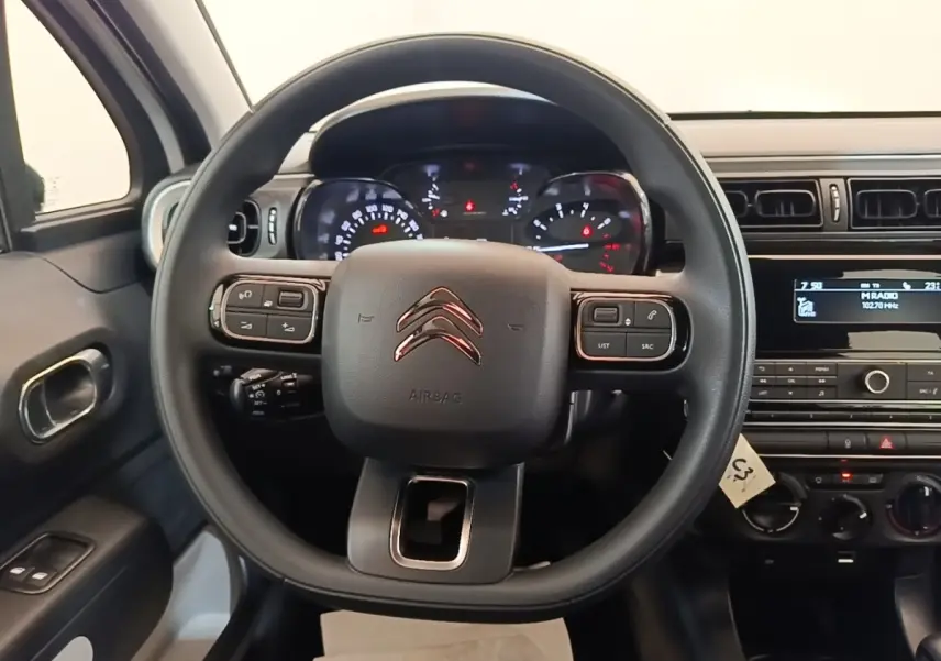 Vue centrée sur le volant multifonctions noir du Citroën C3 2019 avec tableau de bord et console centrale visibles.