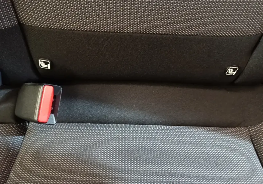 Gros plan sur la banquette arrière noire et grise de la Citroën C3 avec attaches Isofix visibles.