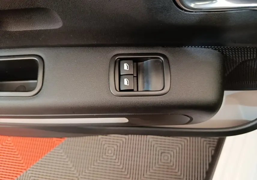 Détail des commandes de lève-vitres sur la porte avant gauche d'une Citroën C3 blanche 2019.