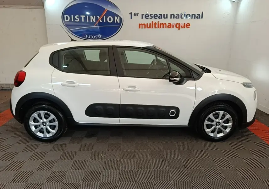 Vue latérale droite d'une Citroën C3 blanche de 2019 avec protections latérales noires et jantes alliage.