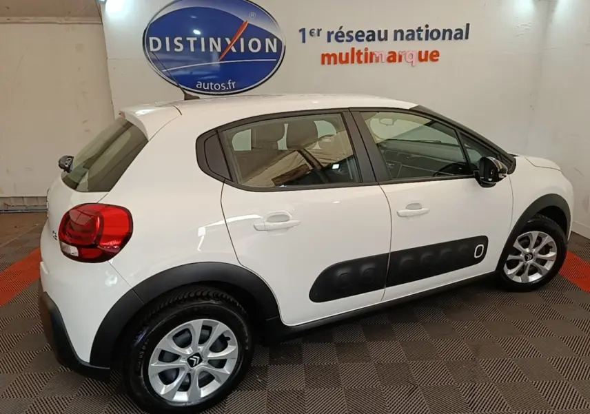Vue côté droit d'une Citroën C3 blanche de 2019 avec protections latérales noires et jantes argentées.