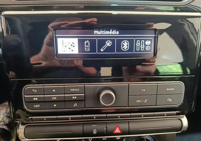 Vue rapprochée de la console centrale noire de la Citroën C3 avec écran multimédia et commandes tactiles.