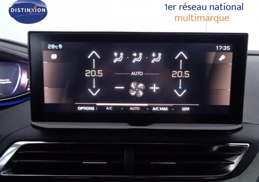 Gros plan sur la palette de changement de vitesse + côté droit du Peugeot 3008 gris platinium 2023.