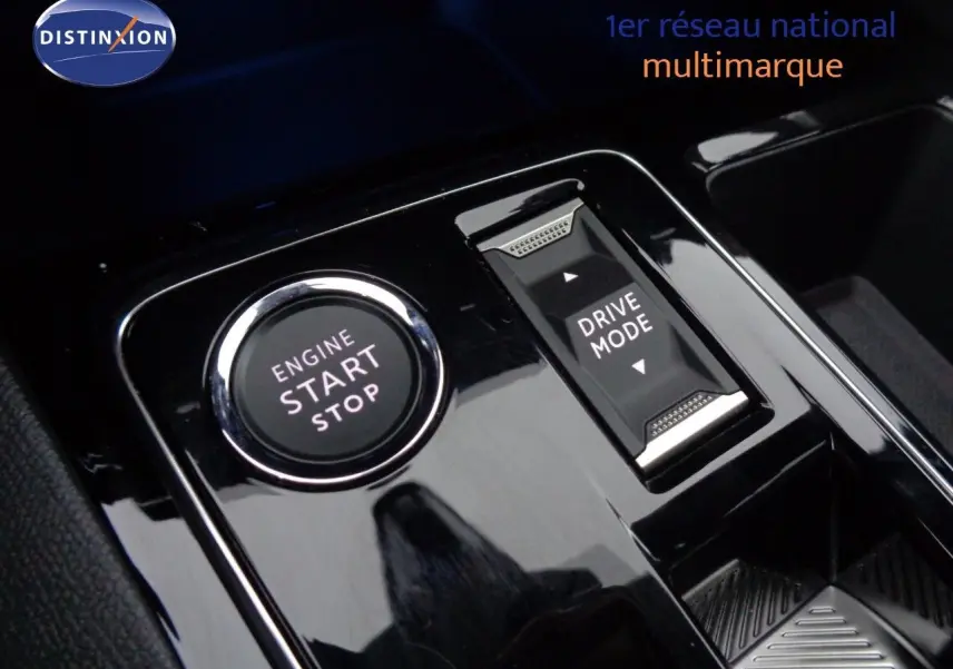 Intérieur du Peugeot 3008 gris platinium, vue centrée sur la console avec écran tactile et commandes chromées.