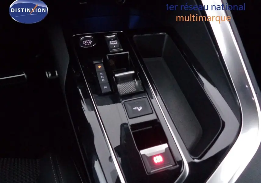 Écran tactile central du Peugeot 3008 gris platinium, affichant les applications Apple CarPlay et la température à 19°C.