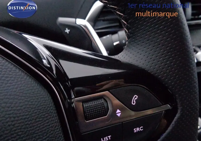 Vue intérieure côté conducteur du Peugeot 3008 2023 avec sièges en cuir noir et surpiqûres contrastées.