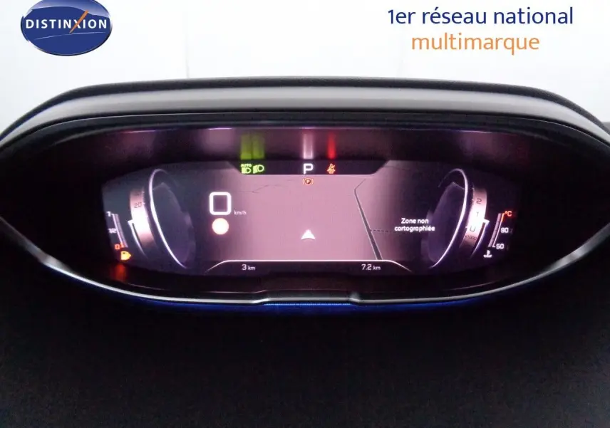 Intérieur du Peugeot 3008 2023 vu côté conducteur, avec tableau de bord numérique et finitions en cuir noir.