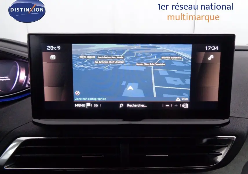 Intérieur moderne du Peugeot 3008 2023, vue du tableau de bord et volant, avec écran tactile central et finitions noires.