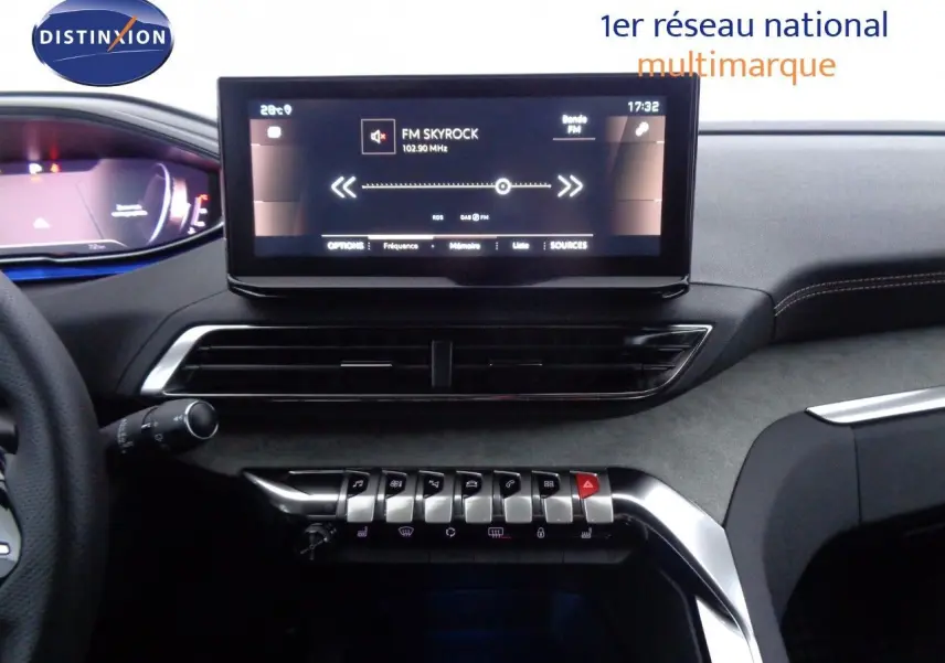 Gros plan sur la commande de régulateur de vitesse du Peugeot 3008 gris platinium, avec molette et symboles blancs.