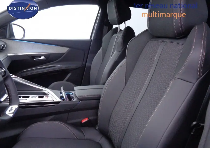 Vue intérieure côté conducteur du Peugeot 3008 gris platinium métal, mettant en valeur les sièges cuir noir avec surpiqûres contrastées.