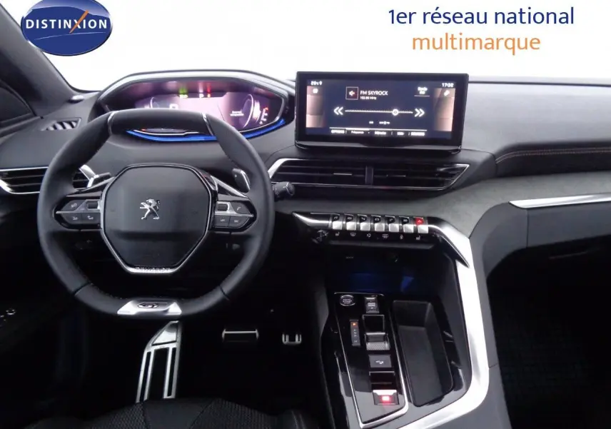 Vue intérieure du poste de conduite du Peugeot 3008 gris platinium, avec volant compact GT et écran tactile central.
