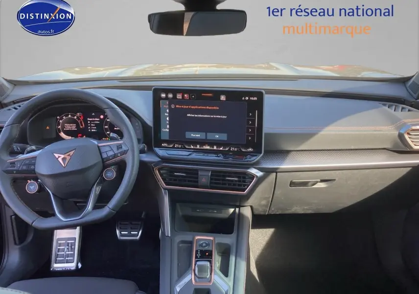 Vue intérieure avant du tableau de bord et volant cuir noir du CUPRA Formentor 1.5 etsi hybrid 2025 avec écran tactile central allumé.