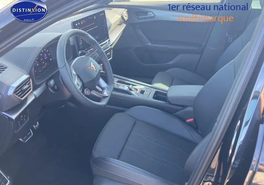 Vue intérieure côté conducteur de la CUPRA Formentor 1.5 ETSI Hybrid 2025 noir midnight avec volant cuir multifonction.