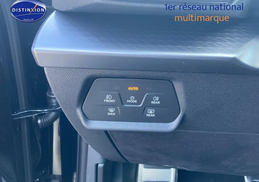 Détail du tableau de bord noir midnight du CUPRA Formentor 1.5 etsi hybrid, avec commandes d’éclairage automatiques.