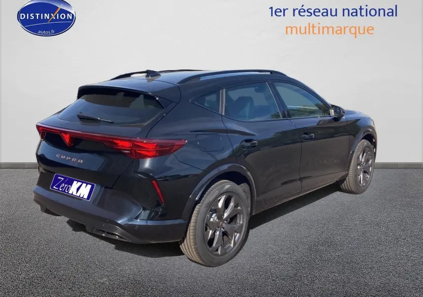 Vue 3/4 arrière droite d'une CUPRA Formentor 1.5 etsi hybrid noir midnight avec jantes alu 18 pouces.