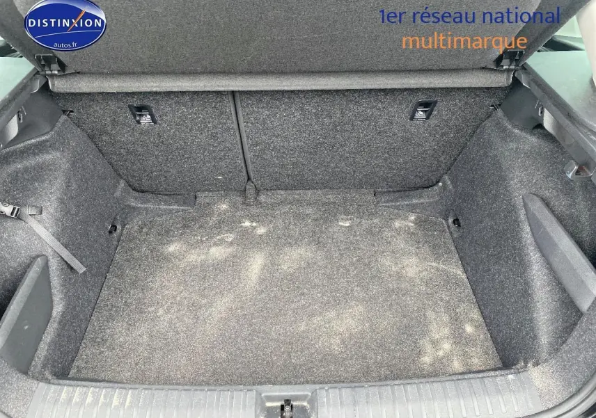 Coffre ouvert vu de face d’un Skoda Kamiq noir 2025, montrant l’espace de rangement intérieur vide.