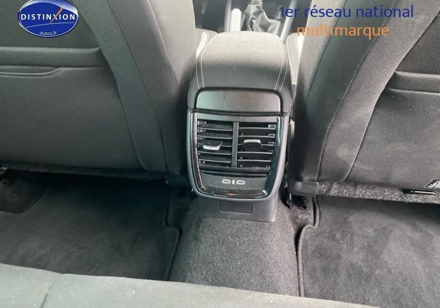 Vue rapprochée de la console arrière noire entre les sièges arrière du Skoda Kamiq 2025.