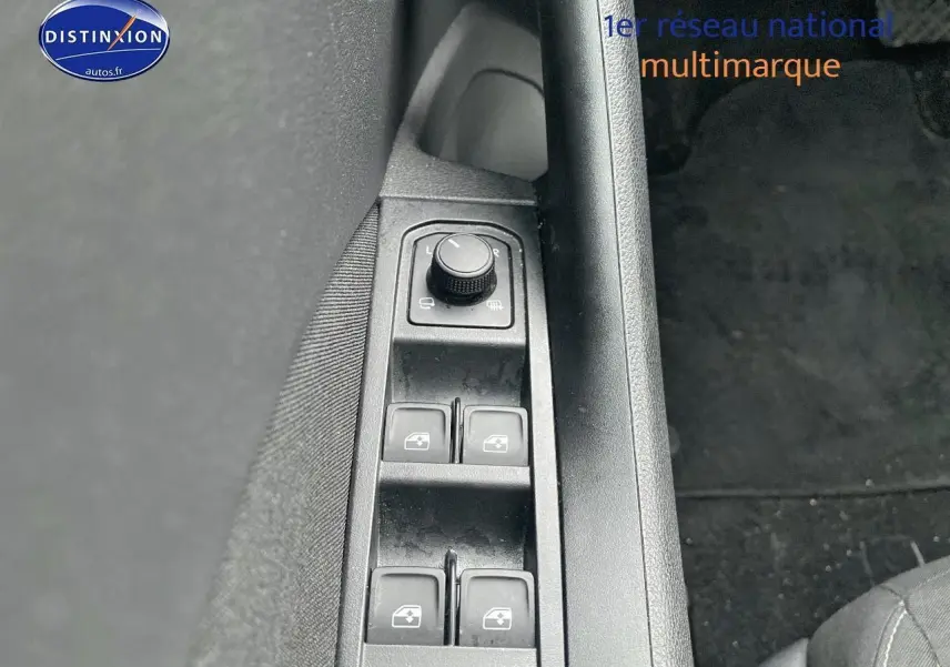 Vue rapprochée du panneau de commandes des vitres et rétroviseurs côté conducteur du Skoda Kamiq noir 2025.