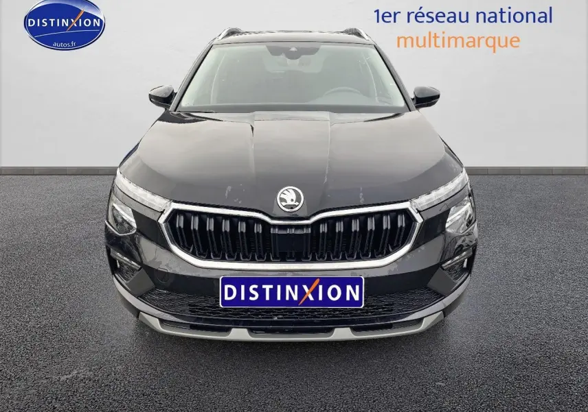 Vue frontale d'un Skoda Kamiq noir avec calandre chromée et logo distinctif, sur fond neutre.