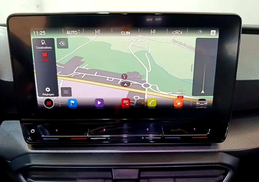 Écran tactile central du tableau de bord de la SEAT Leon gris foncé 2022 avec navigation 3D affichée.