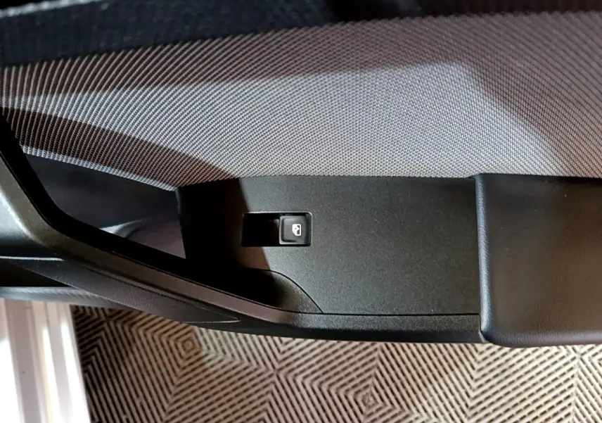 Détail de la poignée intérieure côté conducteur de la SEAT Leon gris foncé 2022 avec bouton de verrouillage intégré.