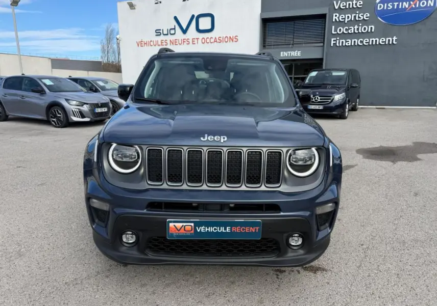 Vue avant d'une Jeep Renegade bleu 2023 avec calandre à sept fentes et phares ronds LED allumés.