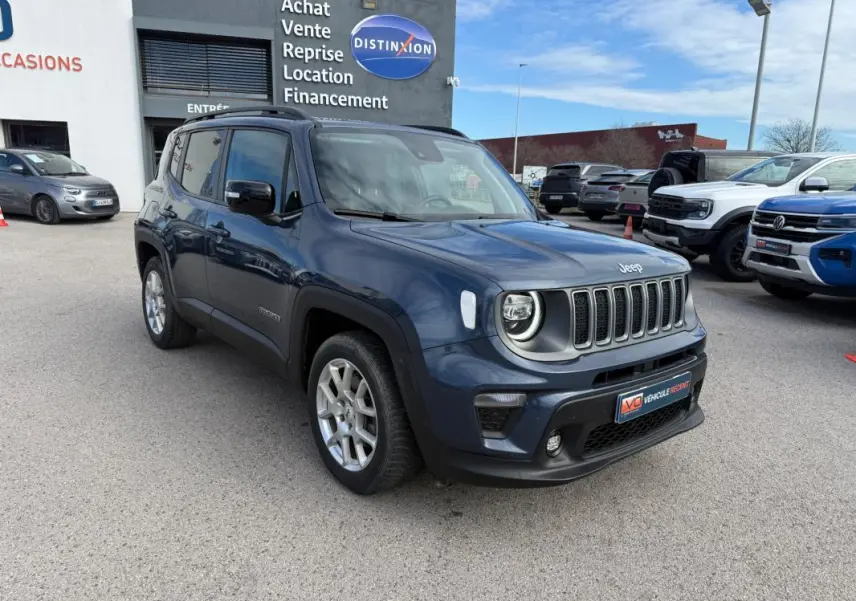 Jeep Renegade bleu en 3/4 avant droit, avec calandre distinctive et jantes alliage 17 pouces visibles.