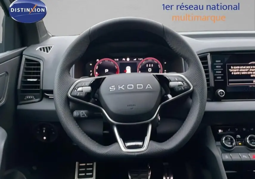 Vue intérieure centrée sur le volant cuir multifonctions du Skoda Karoq argent 2025, avec tableau de bord numérique.