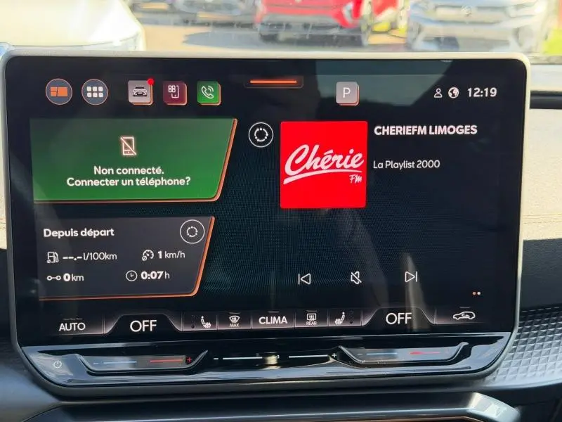 Écran tactile du système multimédia du CUPRA Formentor 1.5 eTSI Hybrid noir Minuit, affichant la radio Chérie FM.