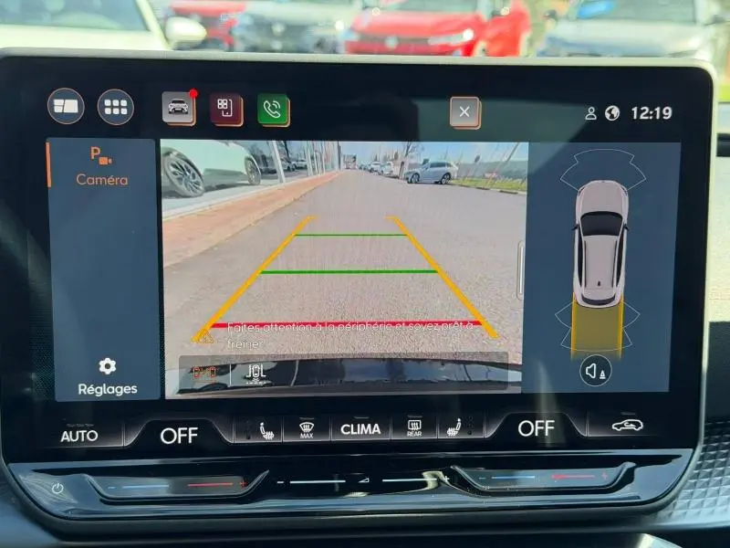 Écran central montrant la caméra de recul du CUPRA Formentor noir Minuit, avec lignes d’aide au stationnement visibles.