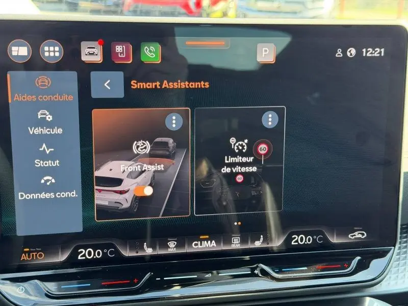 Écran tactile intérieur du CUPRA Formentor 2025 montrant les assistants de conduite, avec interface en français.
