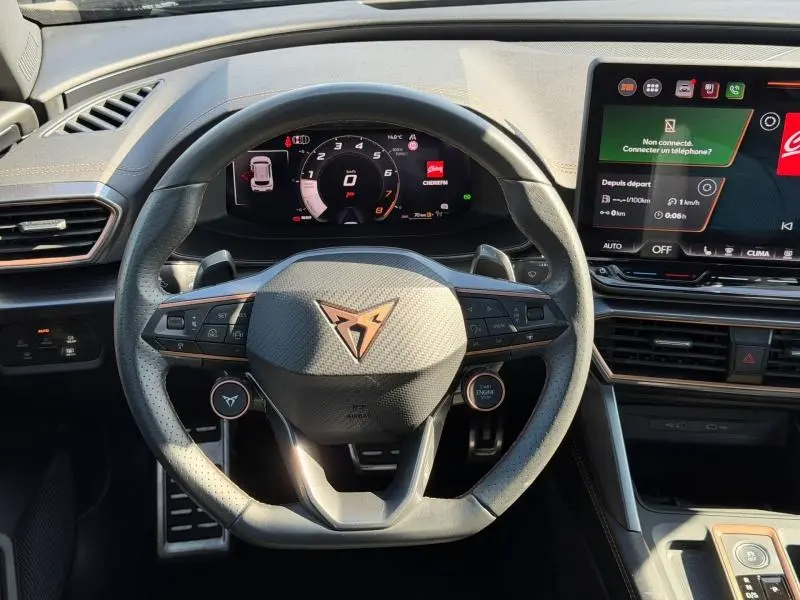 Vue intérieure centrée sur le volant multifonction du CUPRA Formentor noir, avec tableau de bord numérique et écran tactile.