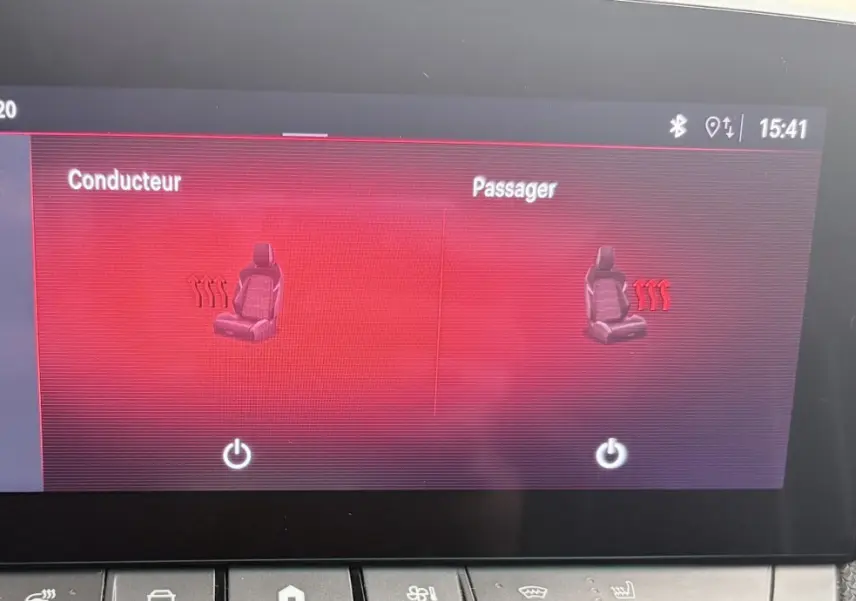Écran tactile intérieur de l’Opel Astra blanc 2024 affichant le chauffage des sièges conducteur et passager.