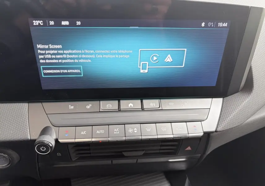 Vue rapprochée de l’écran tactile central et des commandes de climatisation de l’Opel Astra blanche 2024.