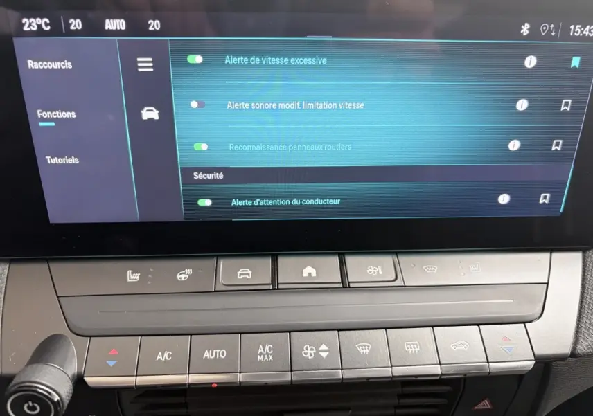 Écran tactile central de l’Opel Astra 2024 blanc affichant les options d’alerte et de sécurité conducteur.