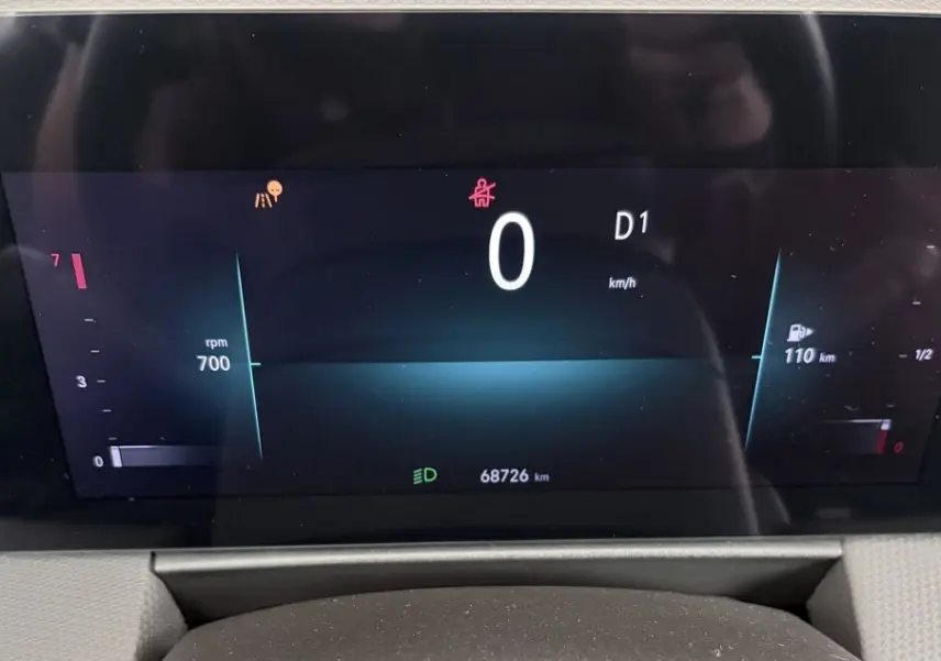 Gros plan sur le combiné d'instruments numérique de l'Opel Astra 2024 affichant la vitesse à 0 km/h et le compte-tours.