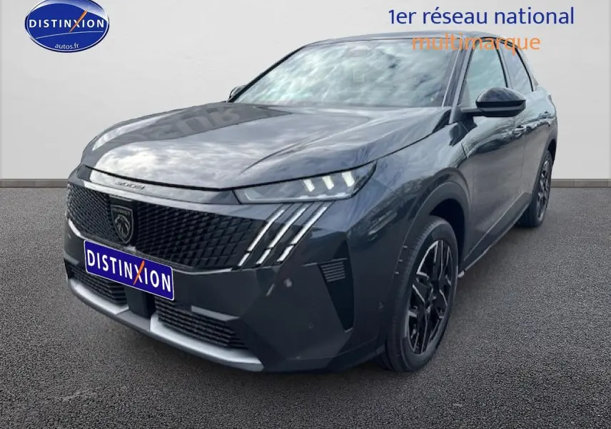 Peugeot 3008 gris titane en 3/4 avant droit, avec calandre noire et feux LED distinctifs.