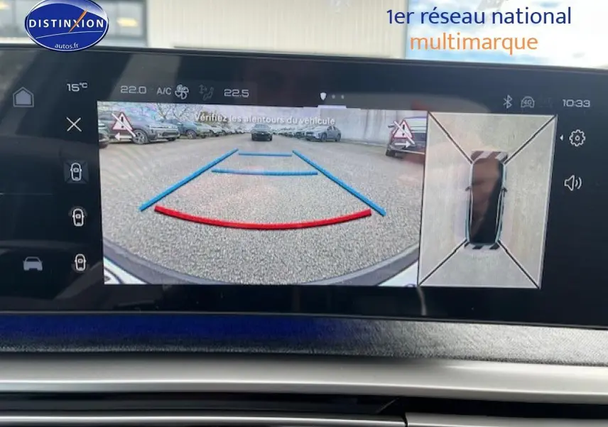 Écran tactile du Peugeot 3008 gris titane montrant la caméra de recul et la vue 360 degrés intérieure.